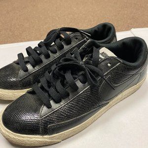 Women's Nike Blazer Low Black Pattern Leather sz 7